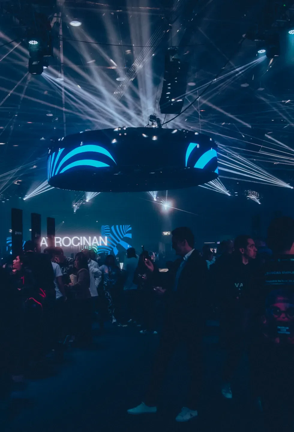 Startco — evento con asistencia y luces